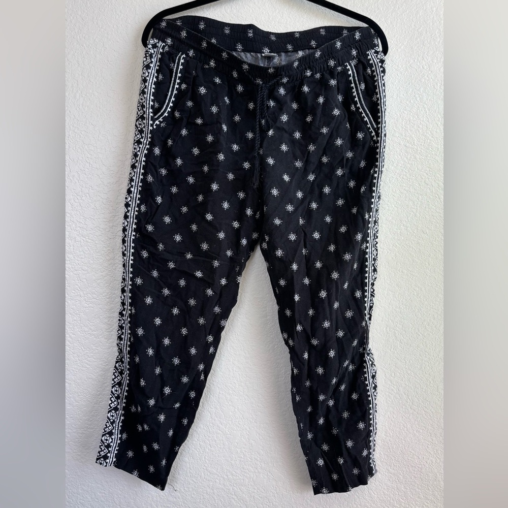 Old Navy Black and White Geometric Pants